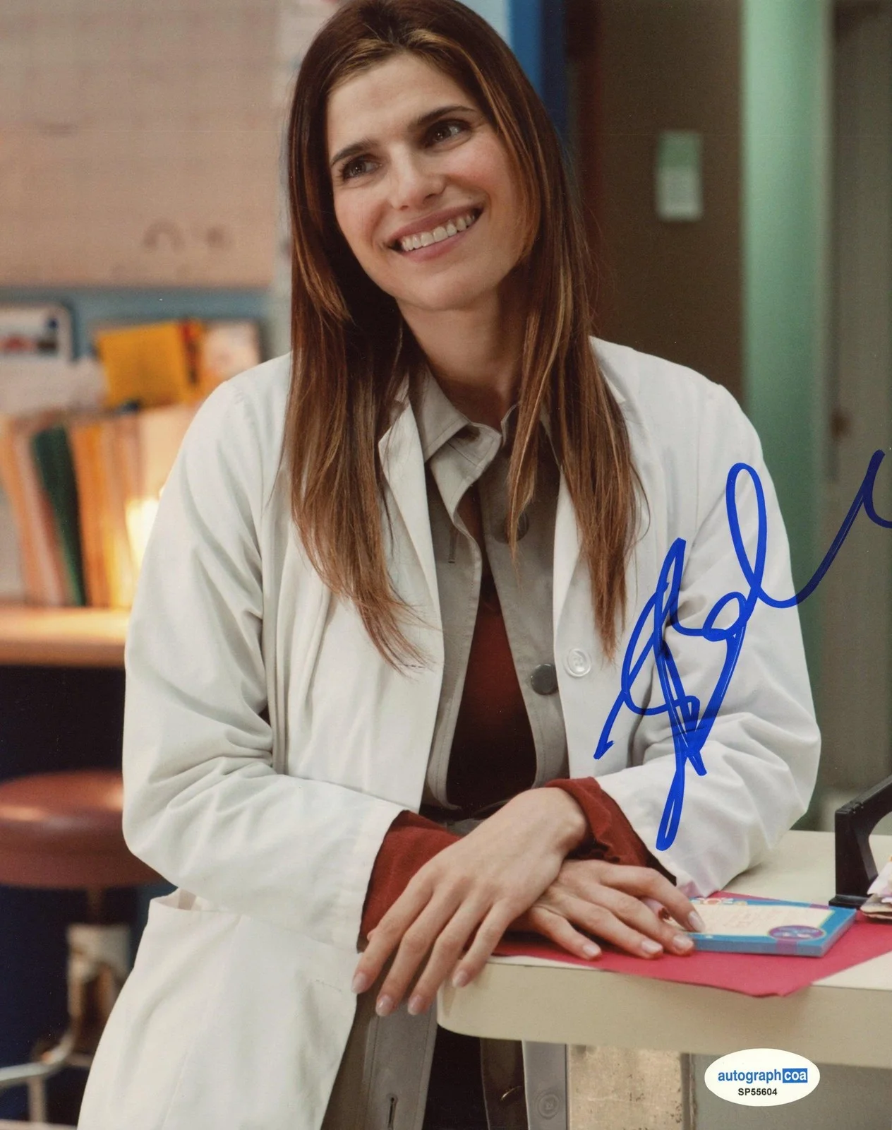 Lake Bell — Lake Bell "Childrens Hospital" AUTOGRAPH Signed 'Dr. Cat Black' 8x10 Photo ACOA, изображение 2