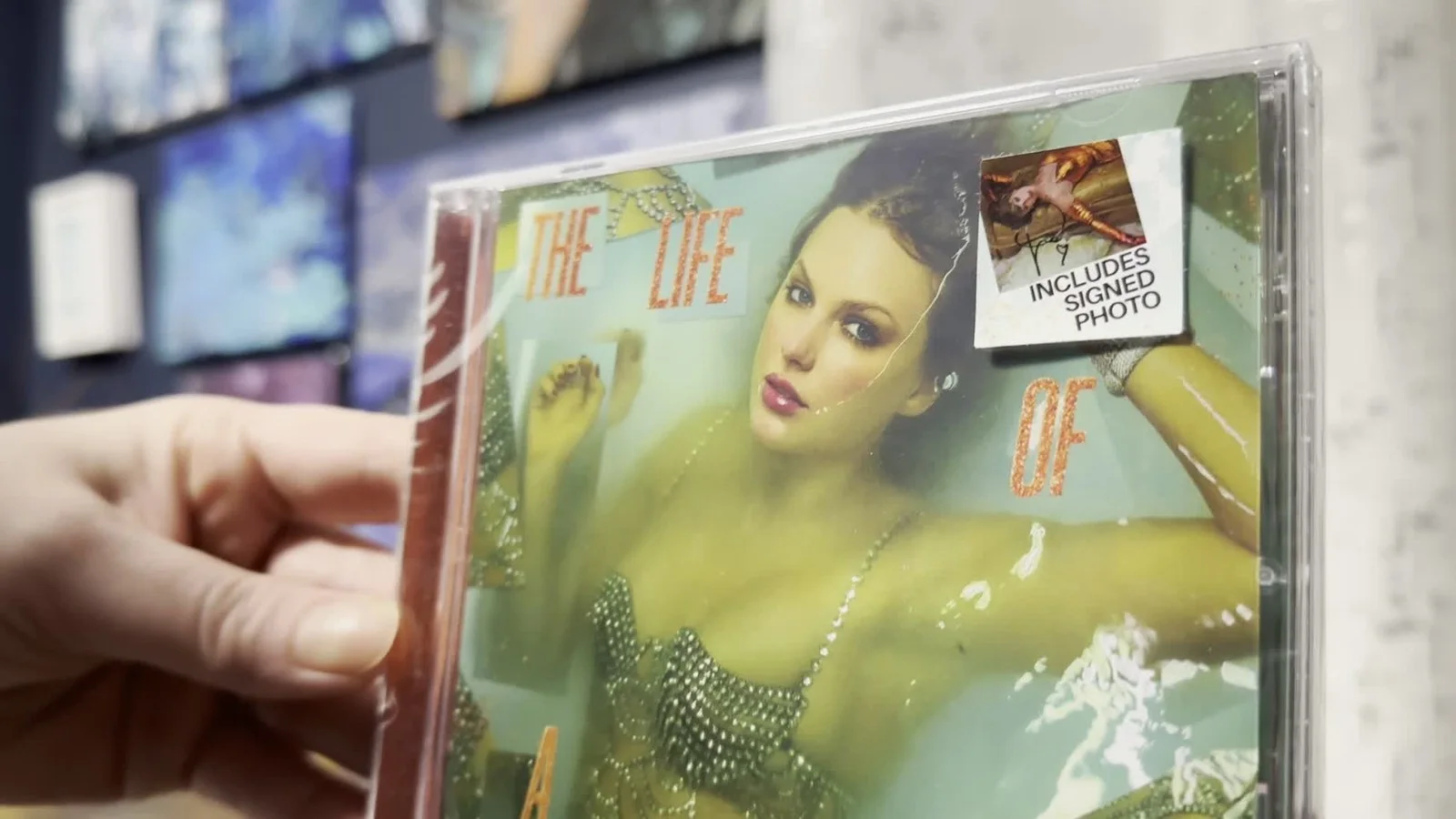 Taylor Swift The Life Of A Showgirl CD with Hand Signed Photo 2, изображение 2