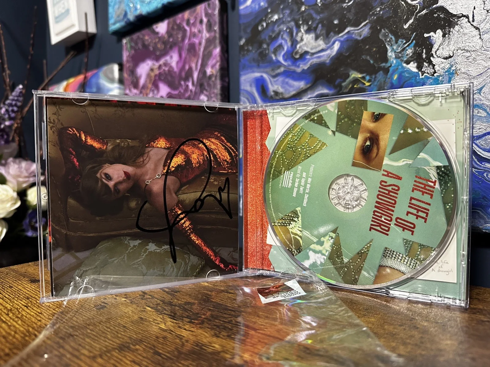 Taylor Swift The Life Of A Showgirl CD with Hand Signed Photo 2, изображение 3