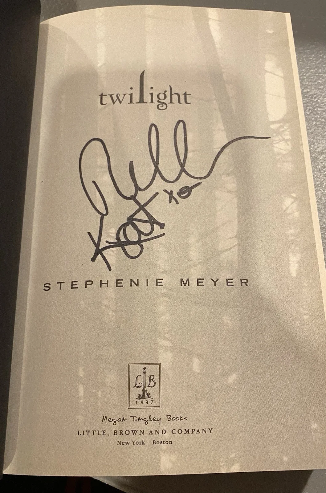 TWILIGHT Cast Signed Autographed Prop Apple & Book Robert Pattinson Stewart +, image 2