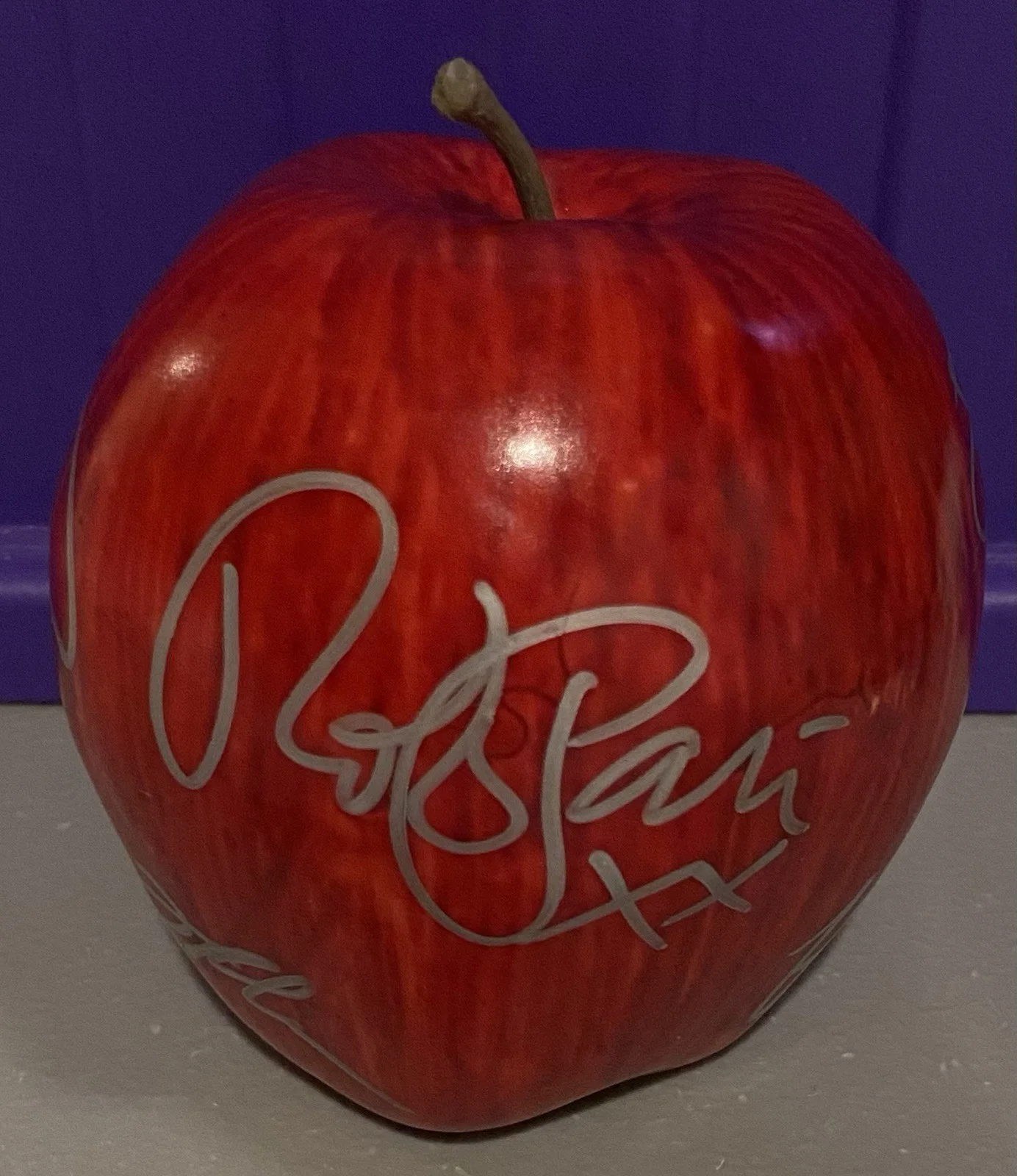 TWILIGHT Cast Signed Autographed Prop Apple & Book Robert Pattinson Stewart +, image 3