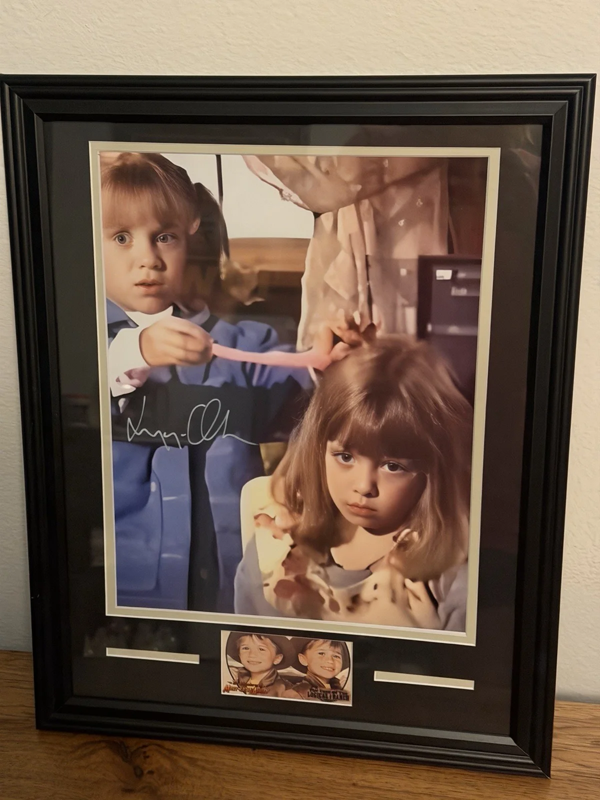 Elizabeth Olsen — Elizabeth Olsen Signed The Adventure’s Of Mary-Kate And Ashley 11x14 Framed BAS