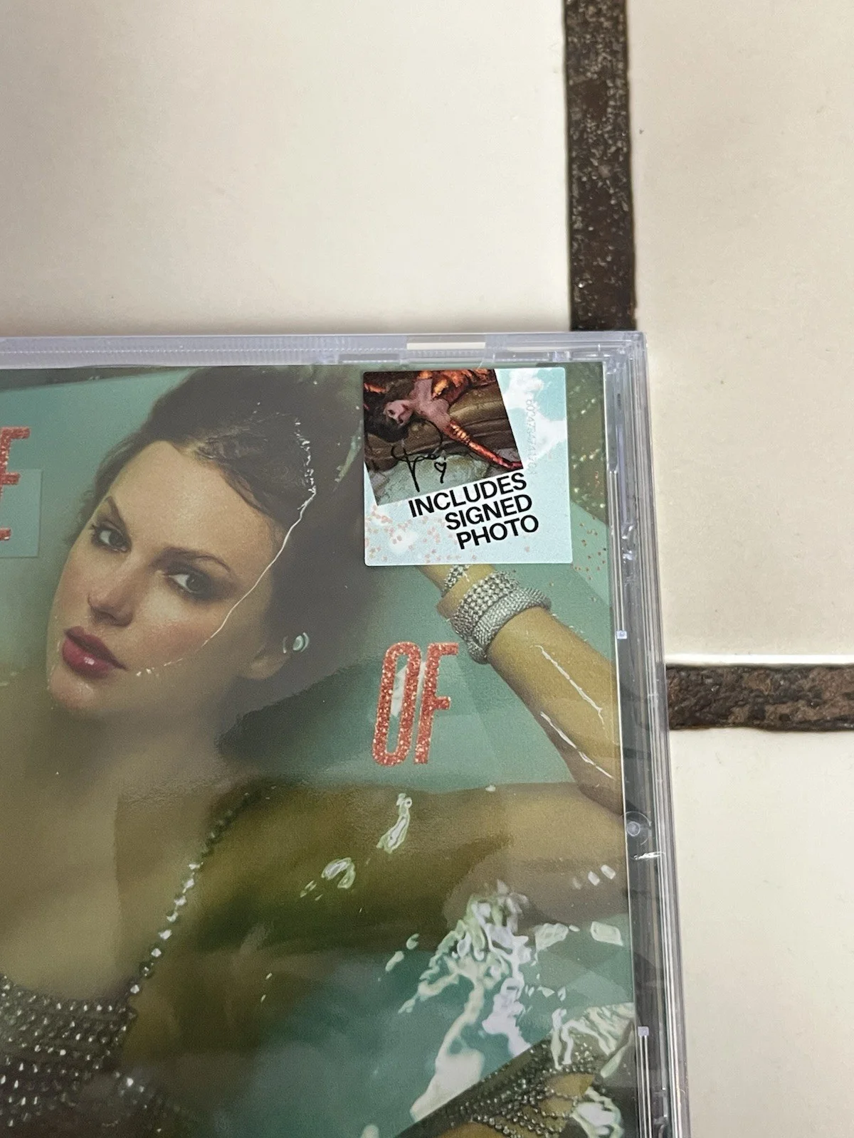 Taylor Swift - The Life of a Showgirl CD + Hand Signed Photo 2 IN HAND, изображение 2