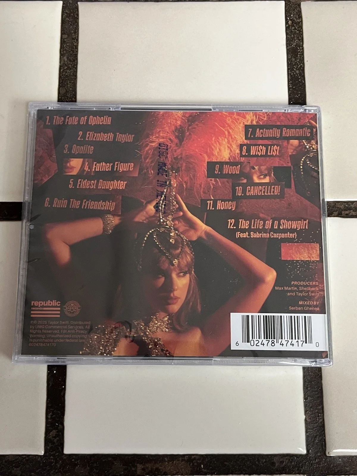 Taylor Swift - The Life of a Showgirl CD + Hand Signed Photo 2 IN HAND, изображение 3
