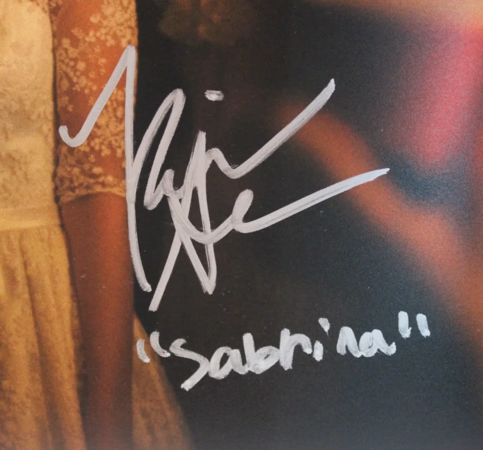 KIERNAN SHIPKA, ROSS LYNCH — KIERNAN SHIPKA & ROSS LYNCH Signed "SABRINA" 11x14 Photo Beckett BAS Witness, изображение 3