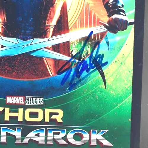Original Hand Signed Stan Lee Chris Hemsworth Autographs "Thor Ragnarok", image 3