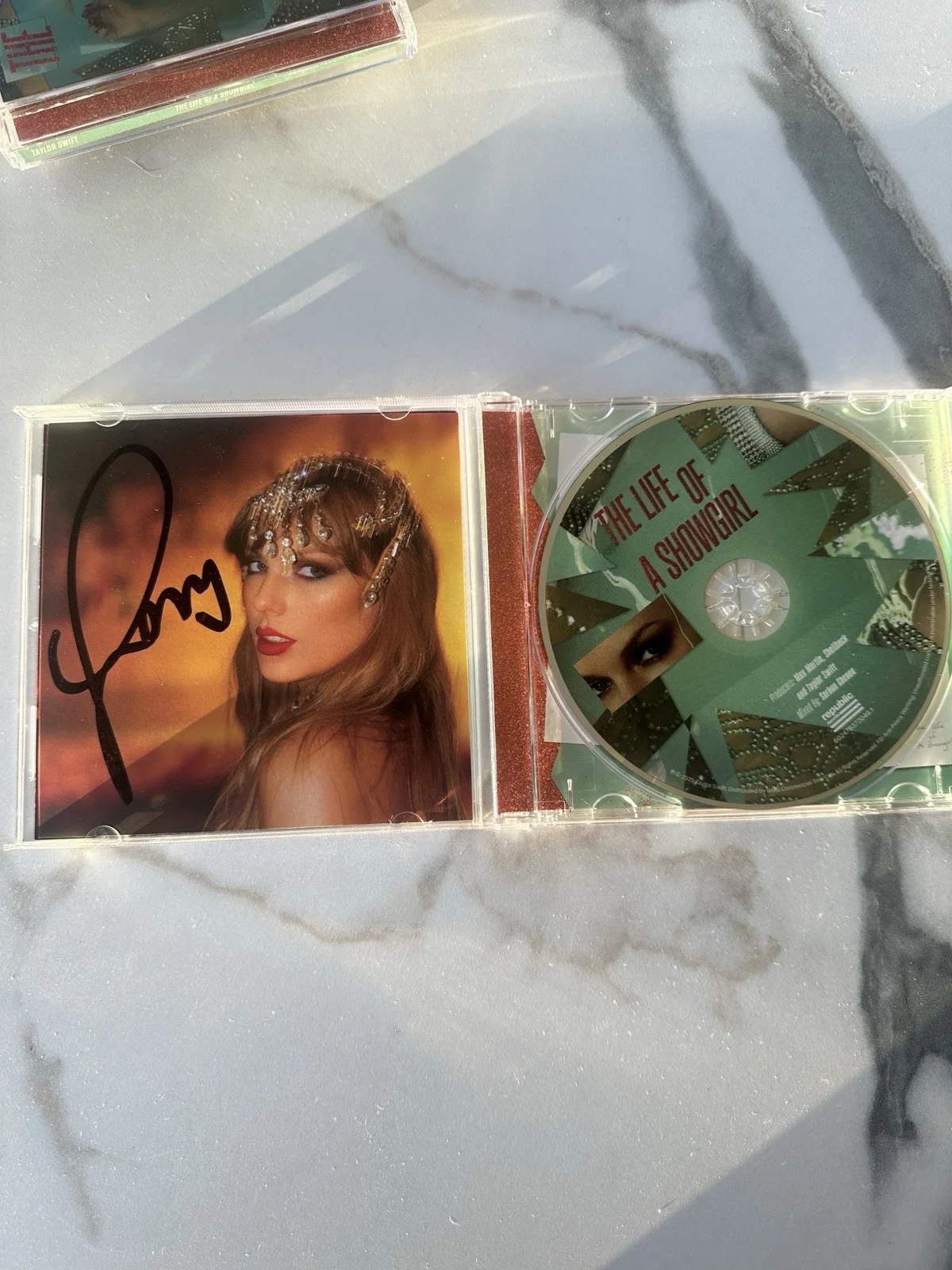 Taylor Swift Signed The Life Of A Showgirl CD (Photo 1), изображение 2