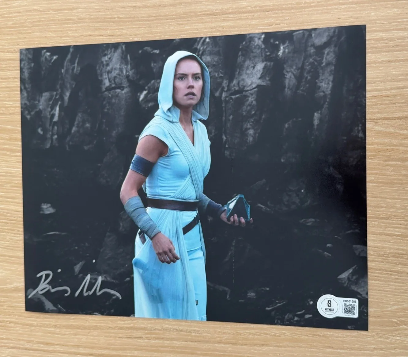 Daisy Ridley — DAISY RIDLEY SIGNED STAR WARS 8X10 PHOTO BECKETT BAS 4