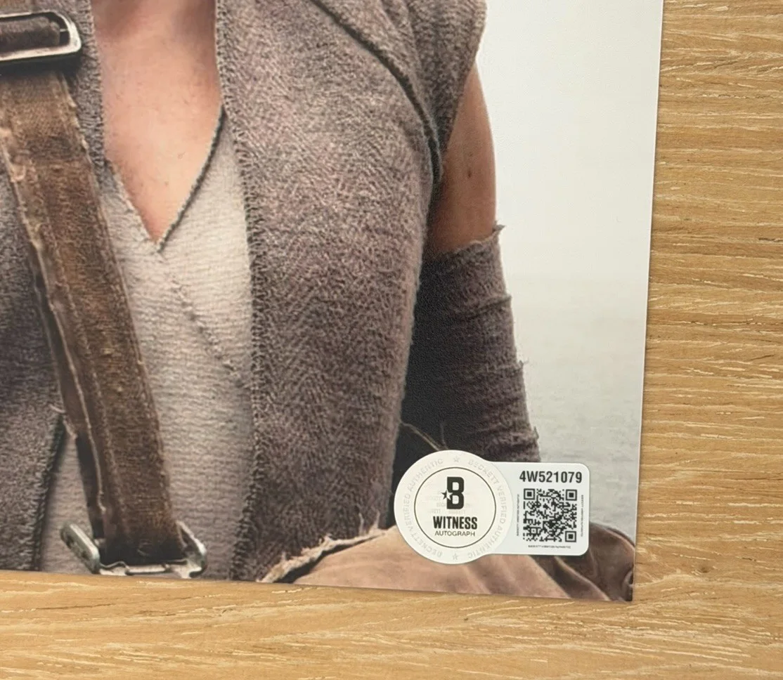 Daisy Ridley — DAISY RIDLEY SIGNED STAR WARS 8X10 PHOTO BECKETT BAS, image 2