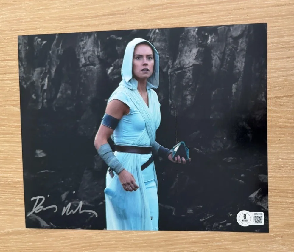 Daisy Ridley — DAISY RIDLEY SIGNED STAR WARS 8X10 PHOTO BECKETT BAS 2