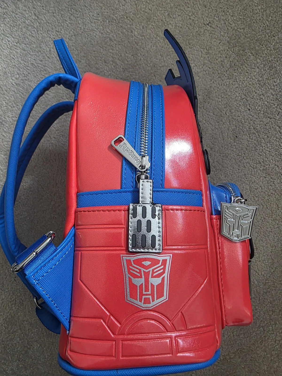 Loungefly Universal Studios Transformers Optimus Prime Light Up Mini Backpack, изображение 4