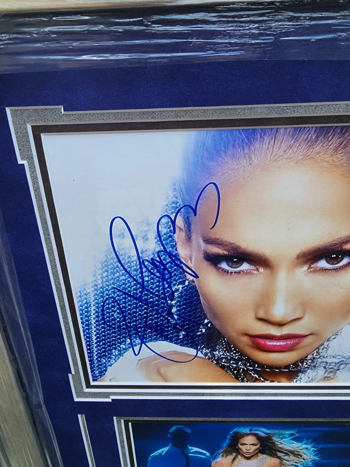 JENNIFER LOPEZ signed eight by ten color photo framed In No Glass, изображение 3