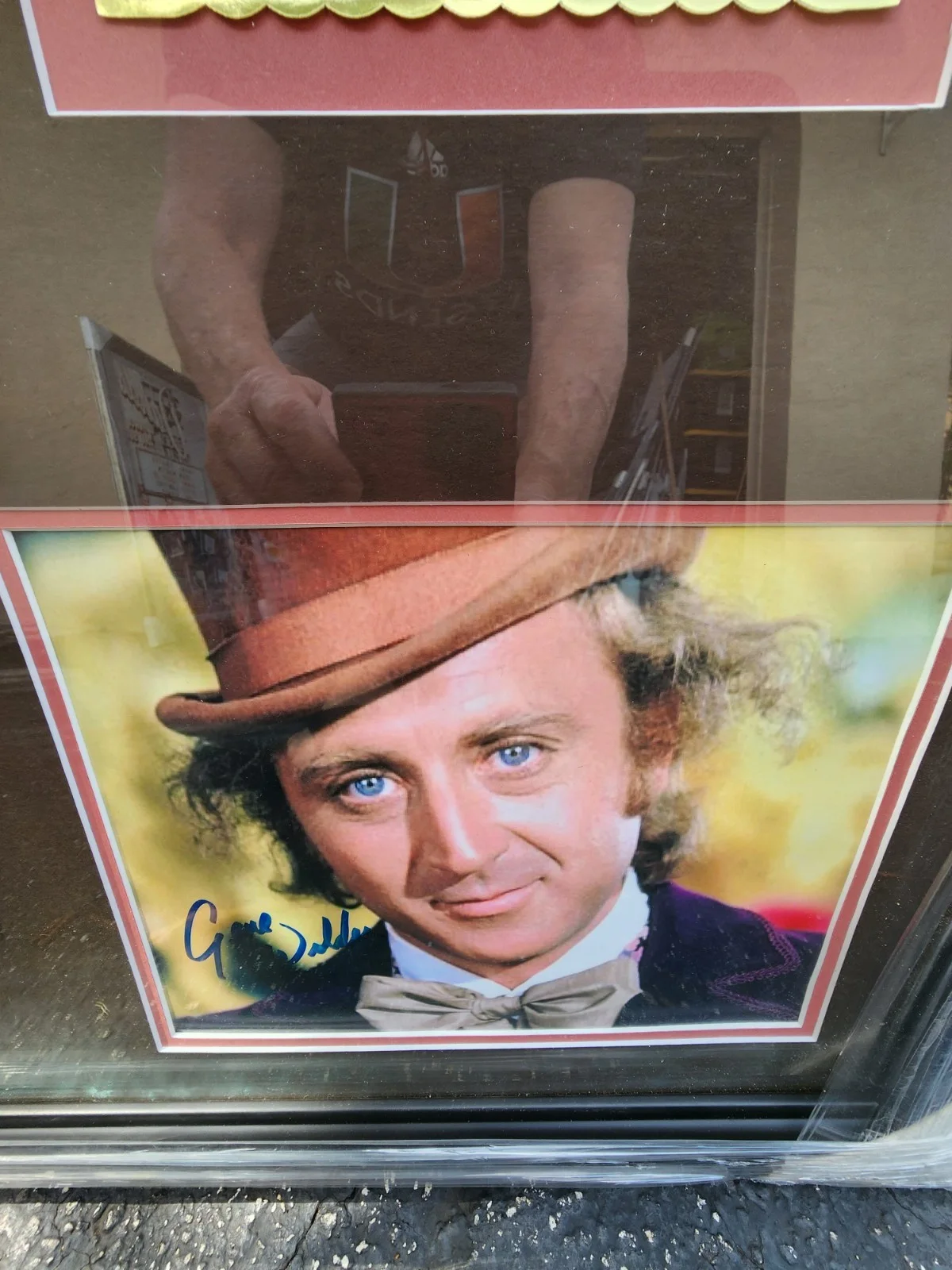 Willy Wonka Signed By Gene Wilder 8 X 10 Photo With Movie Props, image 3