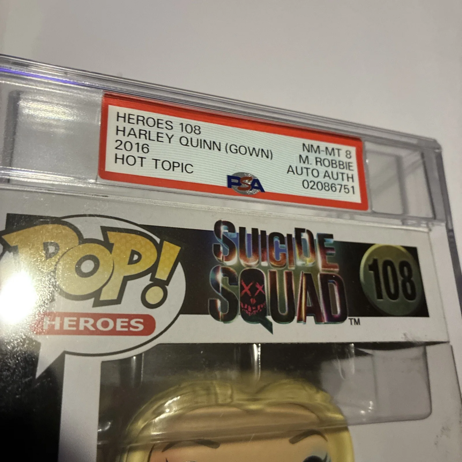 Margot Robbie — Margot Robbie Signed Autograph Suicide Squad Funko Pop 108 hot topic PSA 8, изображение 3
