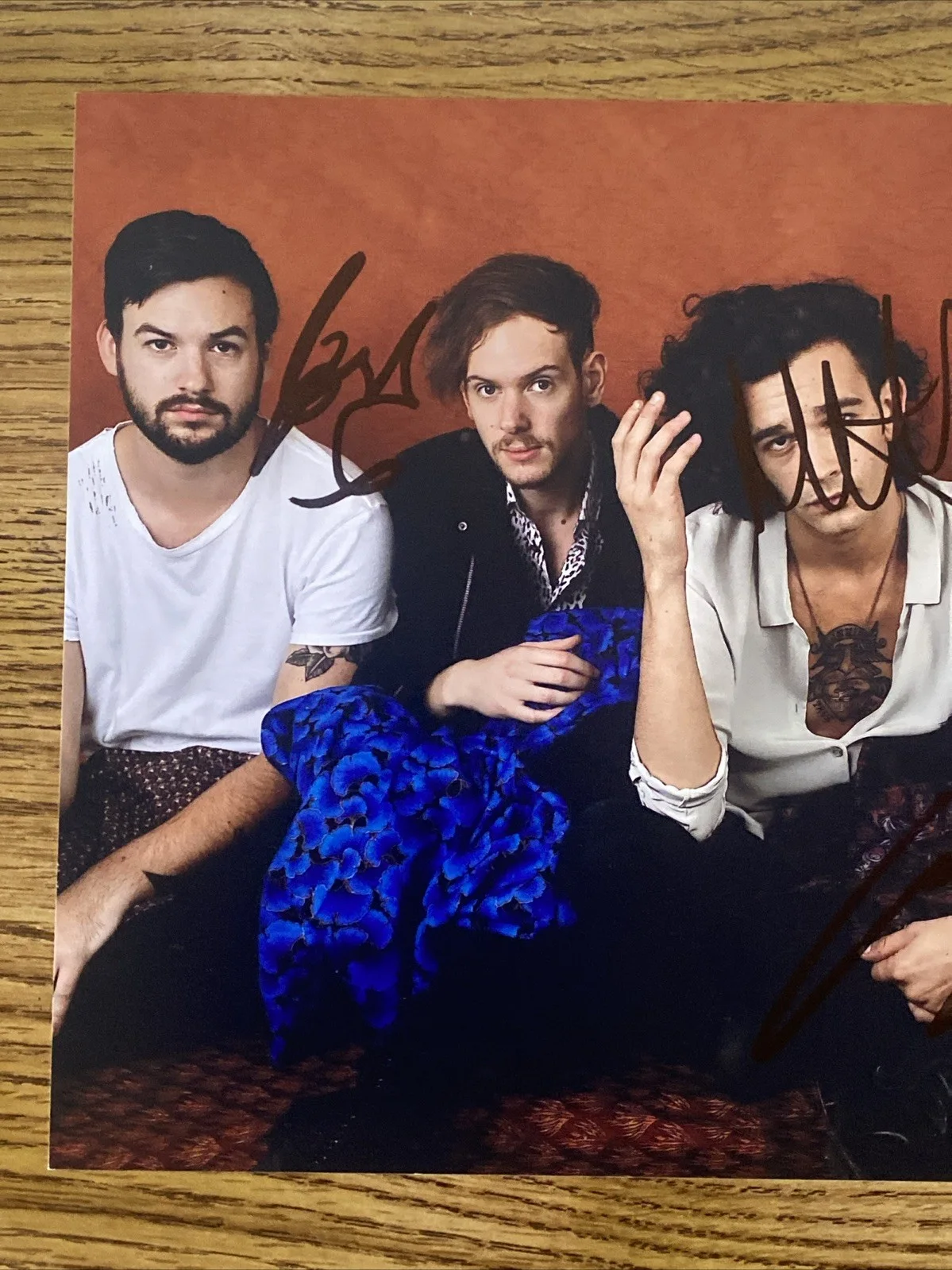 The 1975 Autographed 8x10 Photo Matt Healy Ross MacDonald George Daniel Band, изображение 2