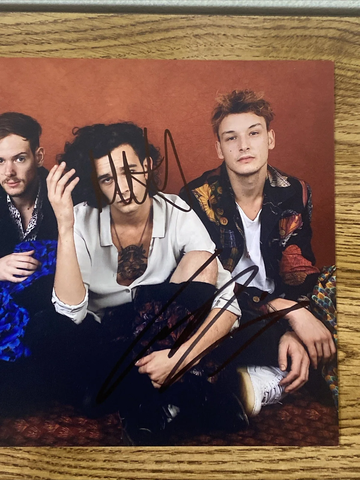The 1975 Autographed 8x10 Photo Matt Healy Ross MacDonald George Daniel Band, изображение 3