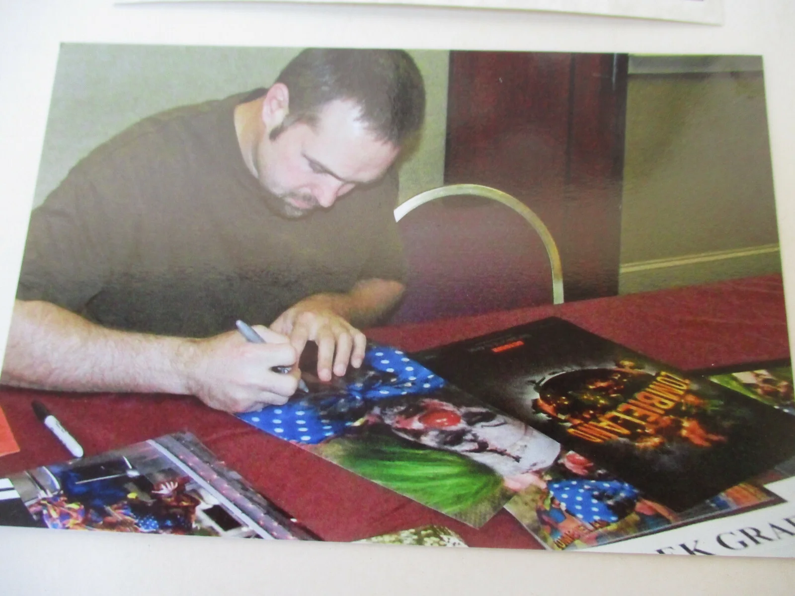 Derek Graf - the green haired clown — Zombieland Movie Poster Signed Clown Zombie Funny Horror Classic Derek Graf COA, изображение 5