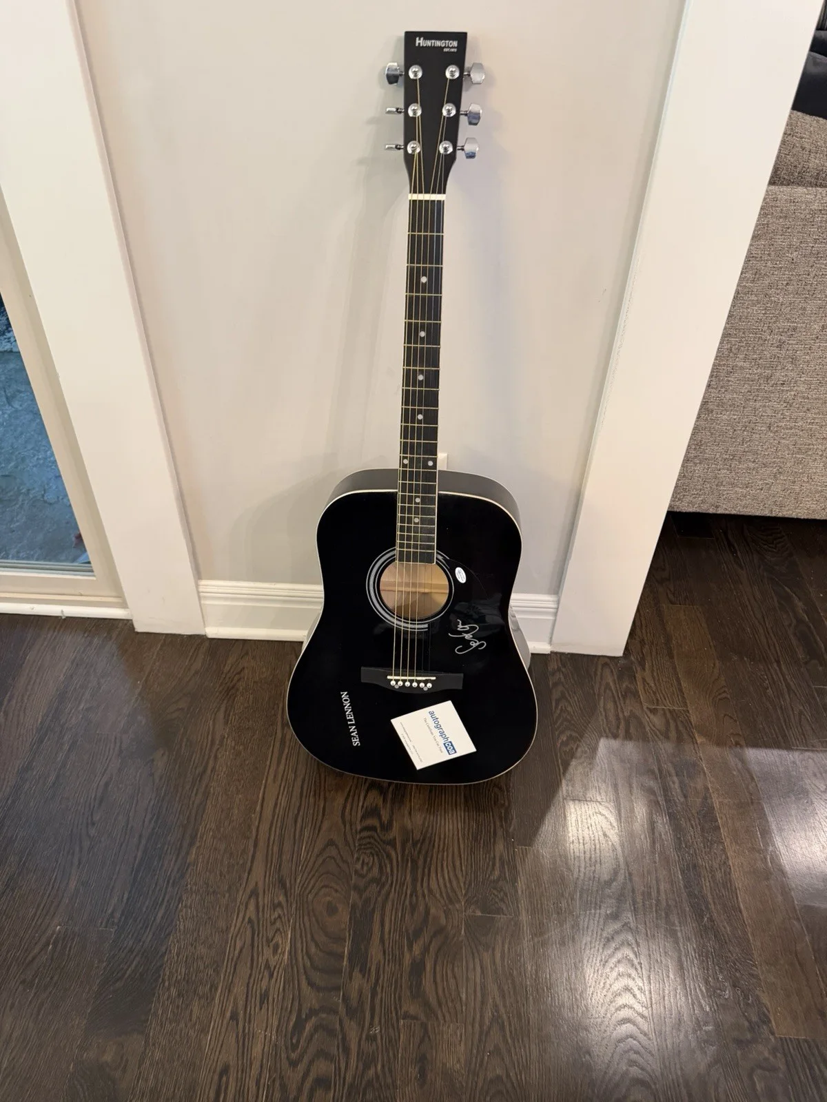 Sean Lennon Autograph Guitar , Huntington , EST 1975 , SON OF John Lennon COA, изображение 3