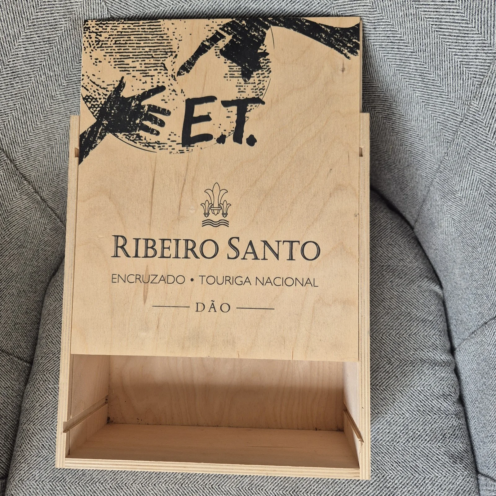 ET Extraterrestrial Decorated Ribeiro Santo Wooden Wine Box C1980s Vintage Retro, изображение 2