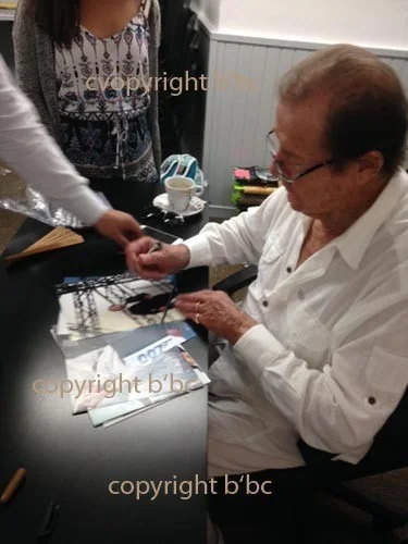SIR ROGER MOORE (+) 007 JAMES BOND RARE SIGNED AUTOGRAPH MOONRAKER SPACESUIT, image 2