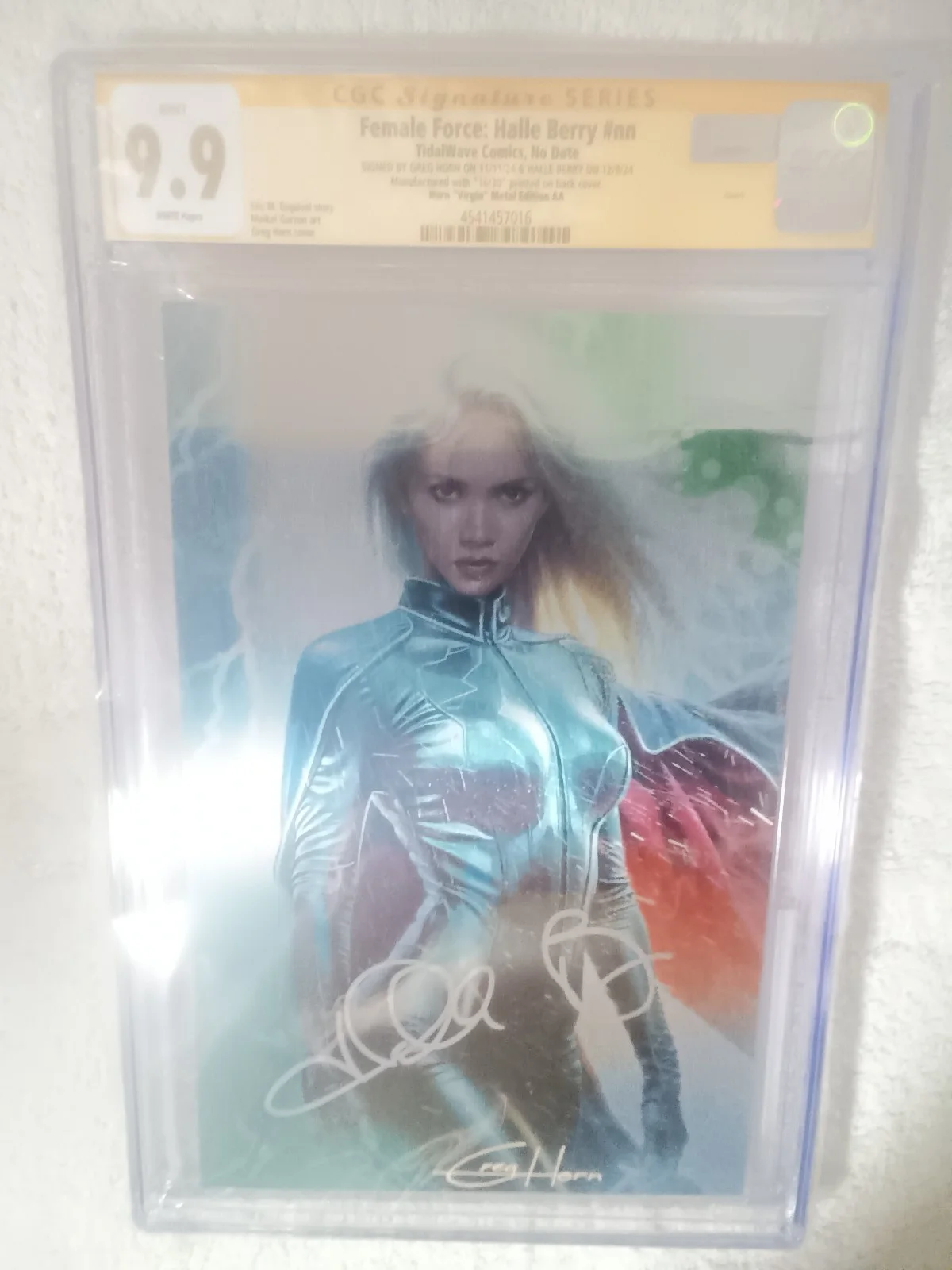 HALLE BERRY — SIGNED HALLE BERRY & GREG HORN FEMALE FORCE METAL X-MEN STORM CGC 9.9 #16 of 30, изображение 2