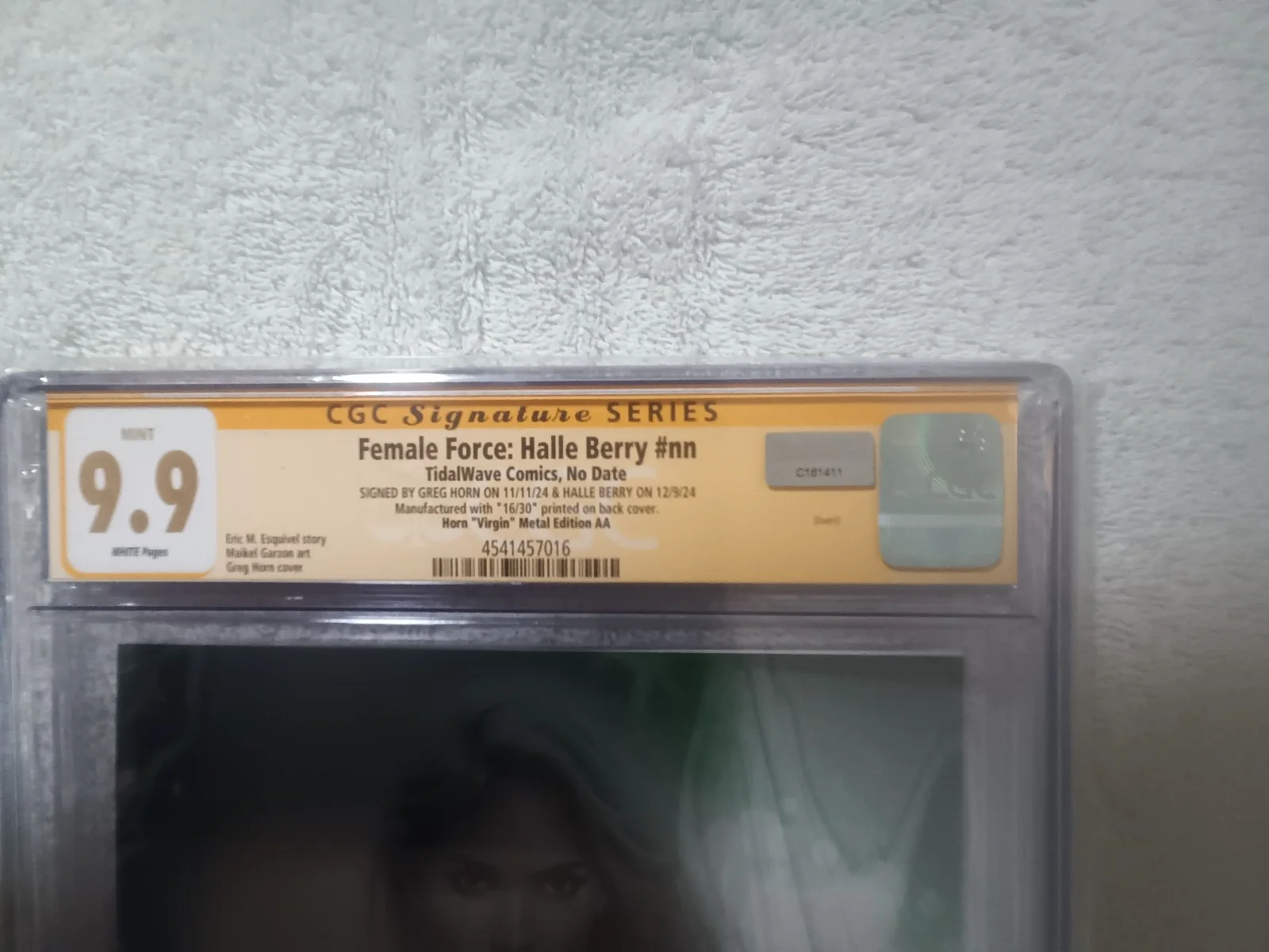 HALLE BERRY — SIGNED HALLE BERRY & GREG HORN FEMALE FORCE METAL X-MEN STORM CGC 9.9 #16 of 30, изображение 3