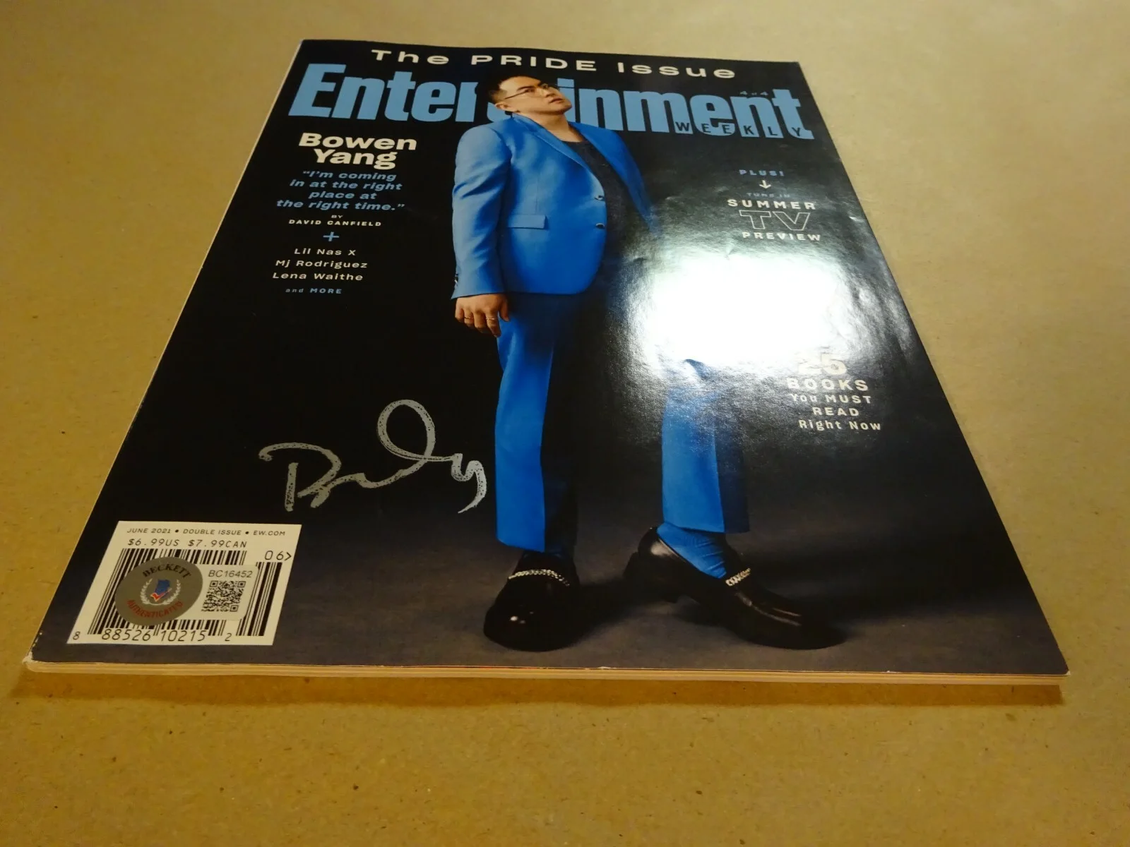 Bowen Yang — Signed BOWEN YANG SNL Autographed Entertainment Magazine Beckett BAS COA, image 3
