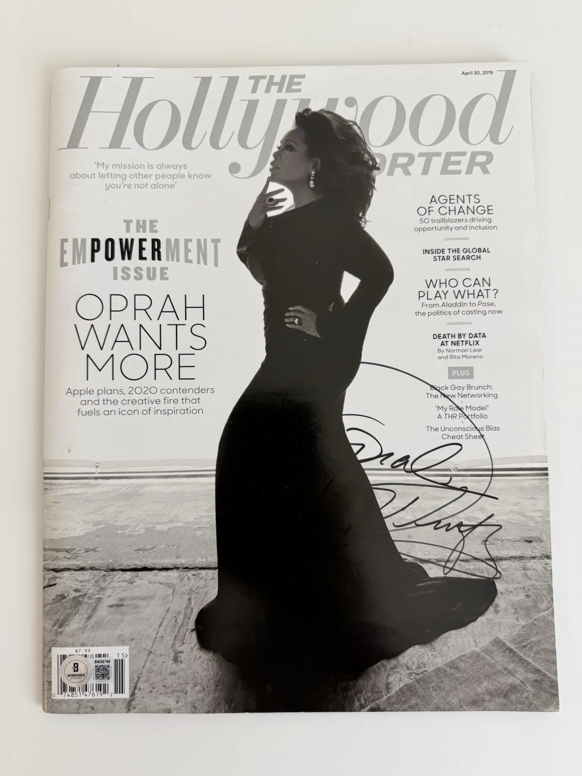 Oprah Winfrey — Oprah Winfrey 13 X 10 Signed Magazine Beckett Authenticated Autograph