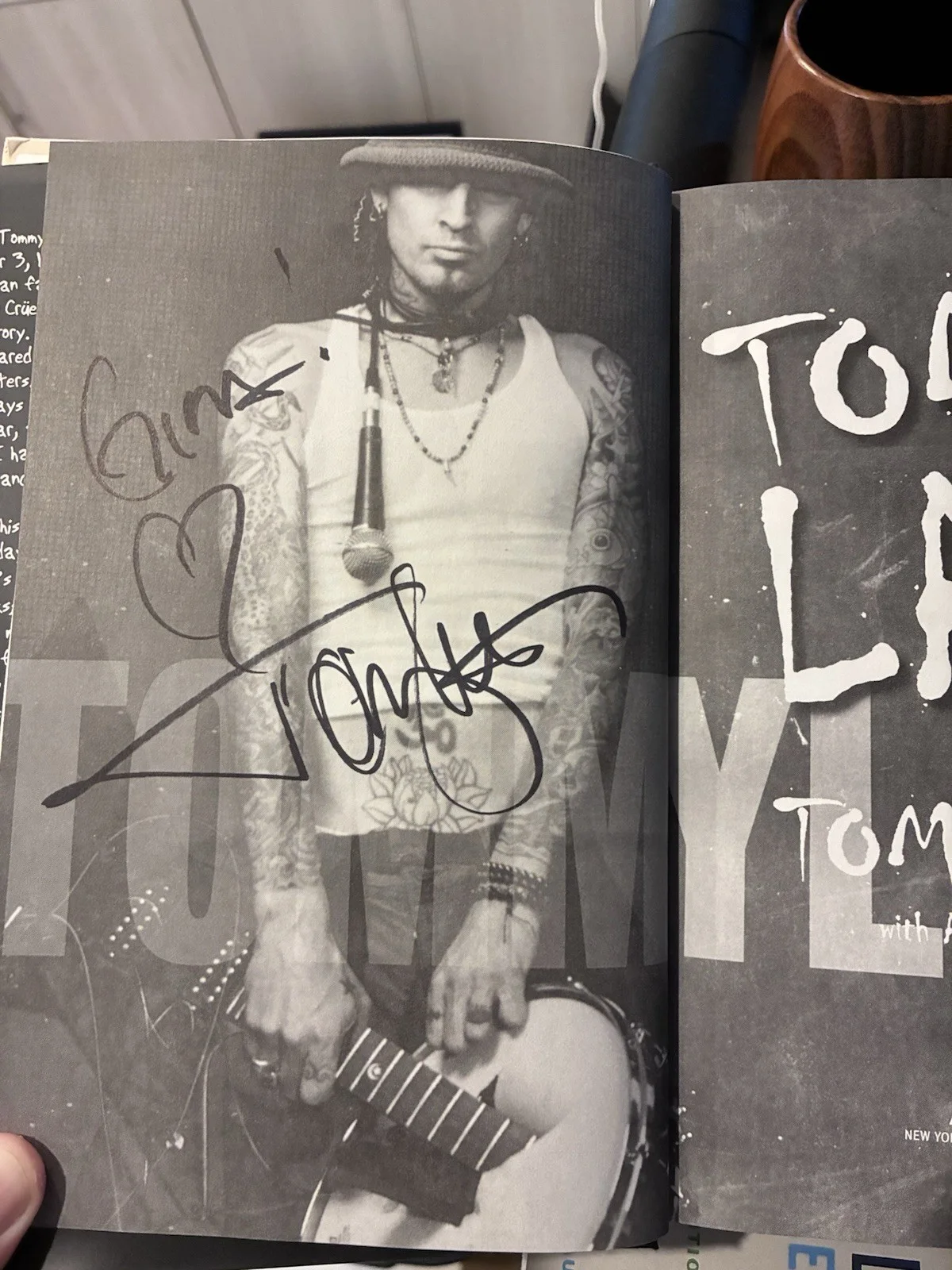 Tommy Lee Signed Book, изображение 2