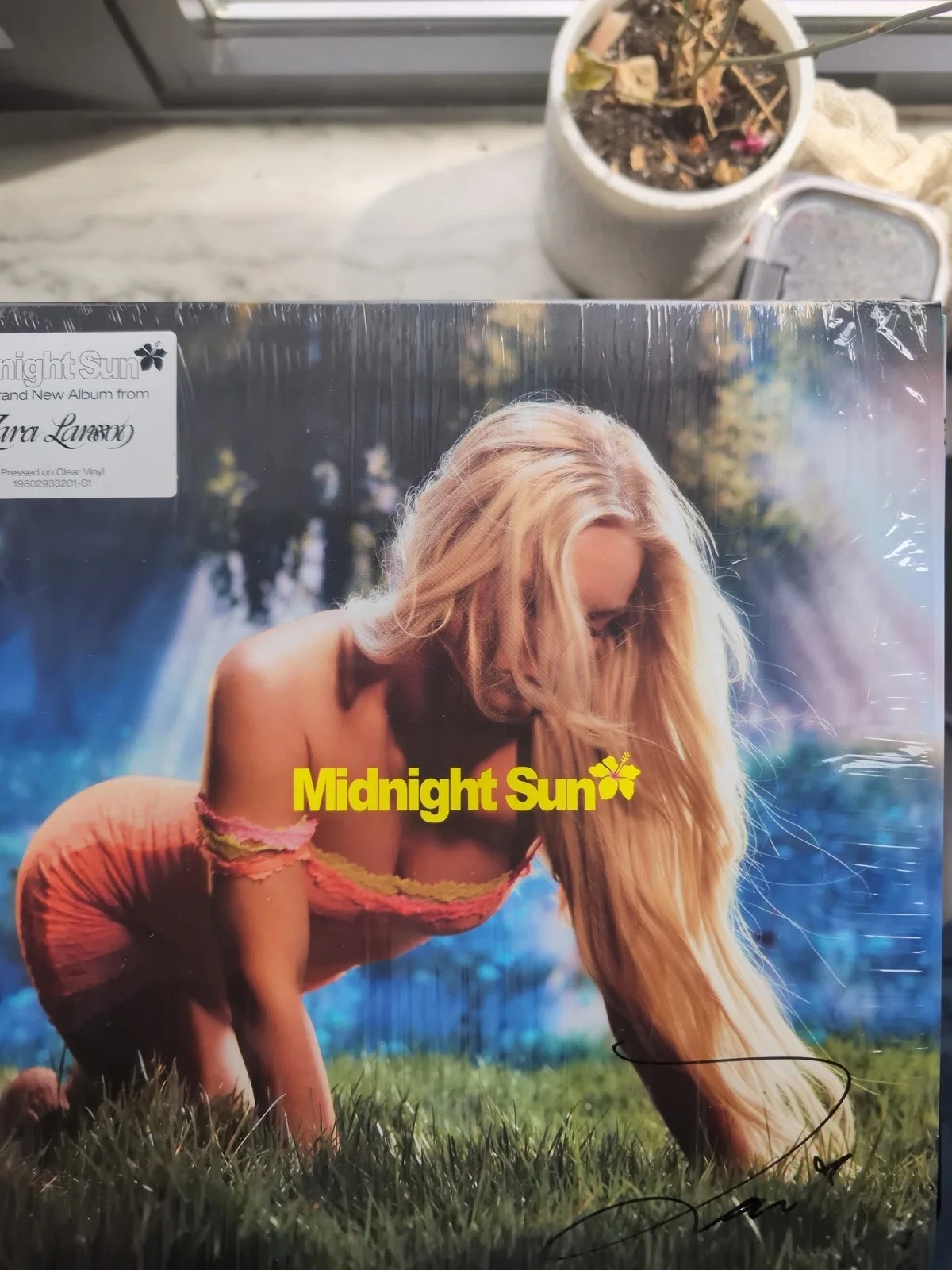 Zara Larsson Signed Vinyl Record Midnight Sun Autographed Urban Outfitters, изображение 3
