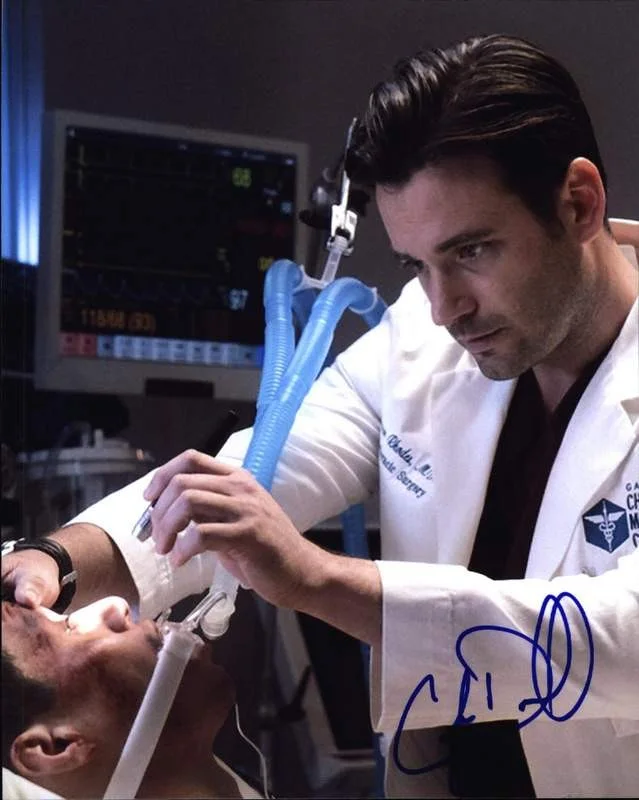 Colin Donnell — Colin Donnell signed celebrity 8x10 photo W/Cert Autograph 0117