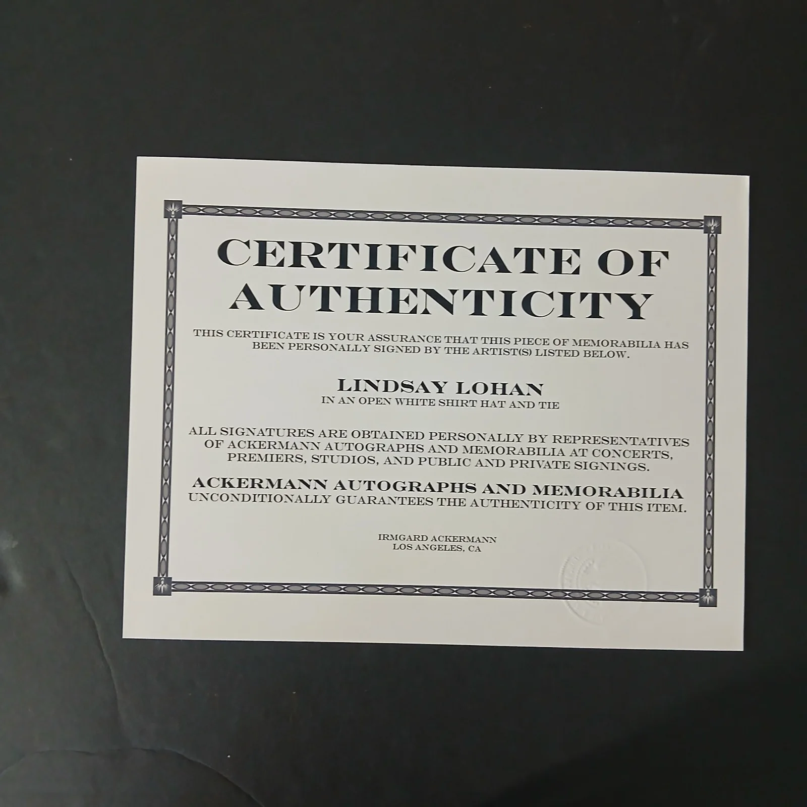 Sexy Lindsey Lohan Skull & Crossbones Tie Signed Autographed 8 x 10 Photo w COA, изображение 2