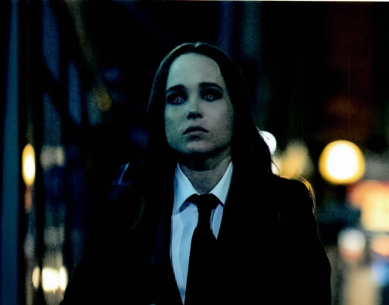Elliot Page — Elliot Page The Umbrella Academy Actor As Viktor Signed 8 x 10 Photo TTM COA, изображение 3