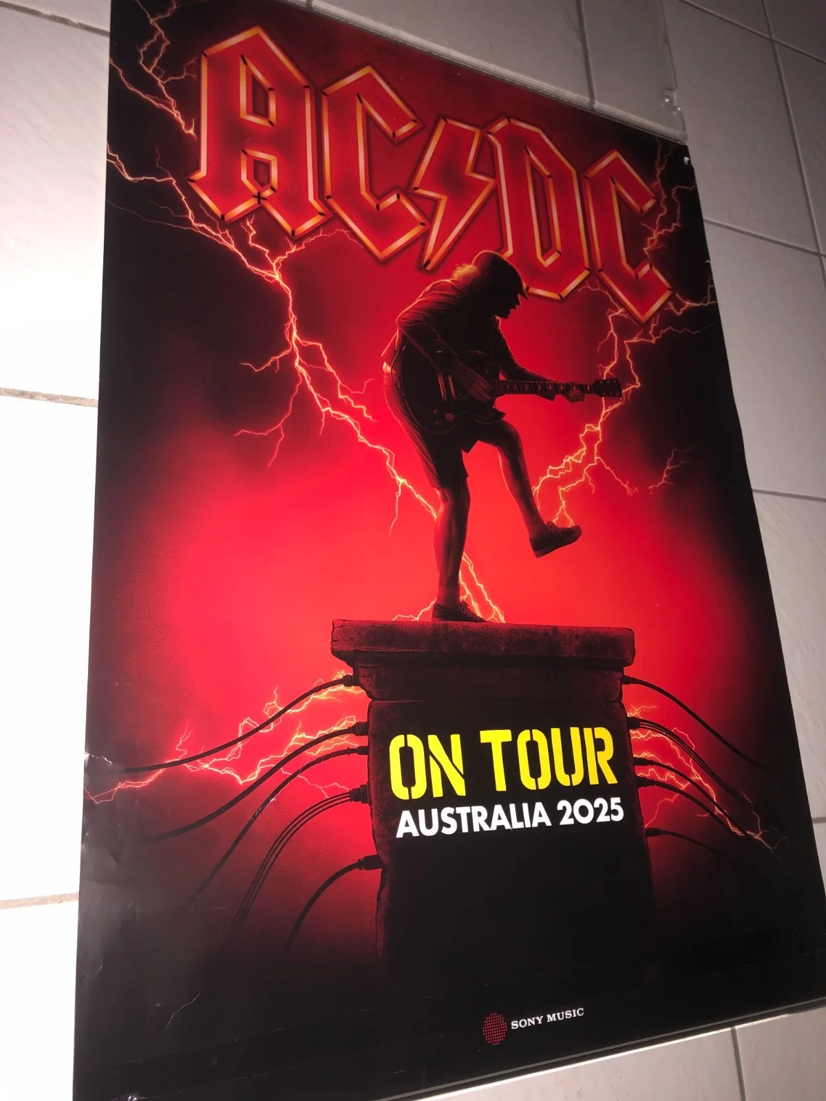 AC/DC 2025 ANGUS YOUNG XRARE AUST IN STORE PROMO ORIG SONY MUSIC ON TOUR POSTER, изображение 2