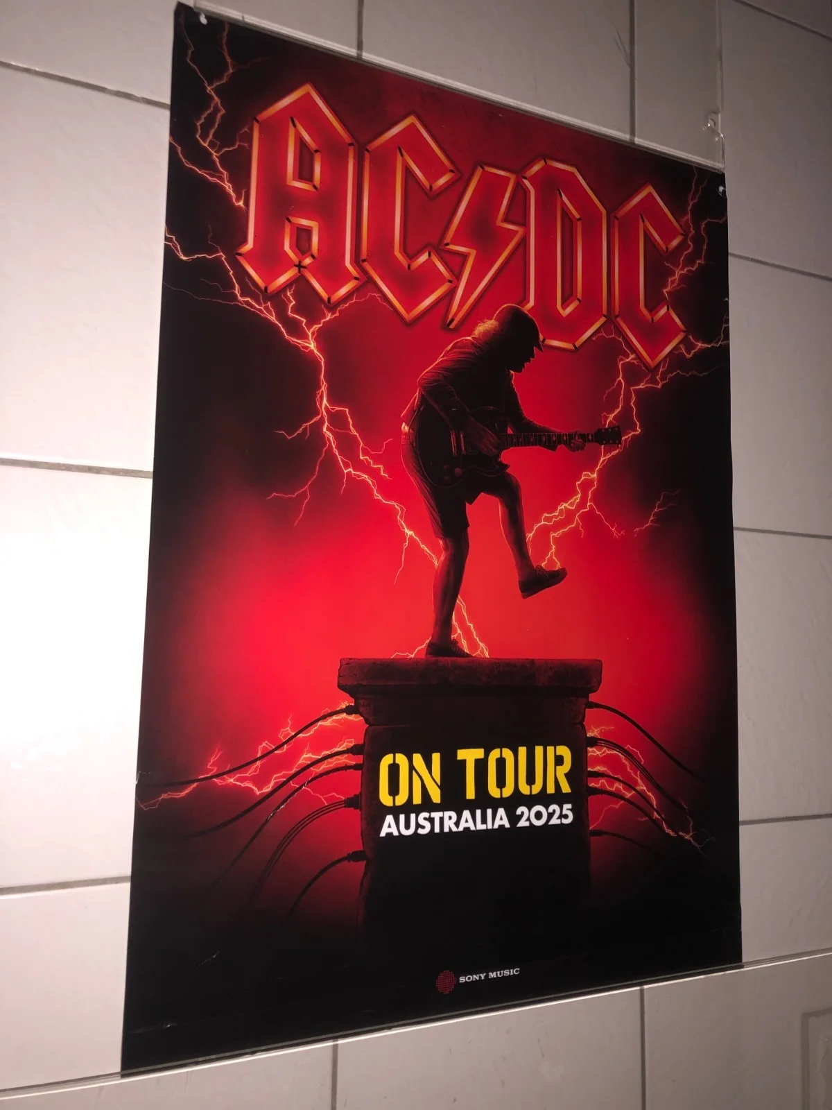 AC/DC 2025 ANGUS YOUNG XRARE AUST IN STORE PROMO ORIG SONY MUSIC ON TOUR POSTER, изображение 3
