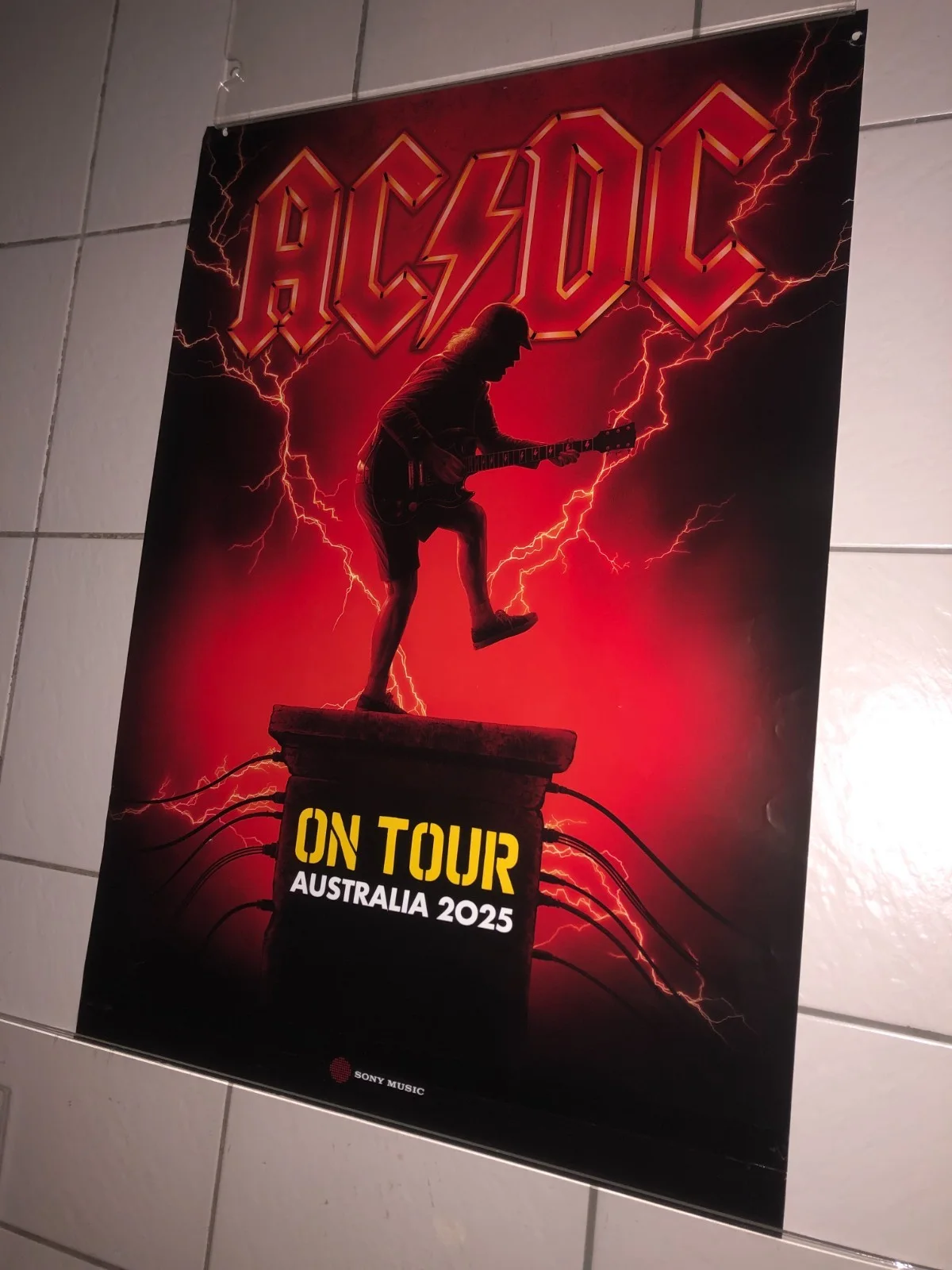AC/DC 2025 ANGUS YOUNG XRARE AUST IN STORE PROMO ORIG SONY MUSIC ON TOUR POSTER, изображение 4