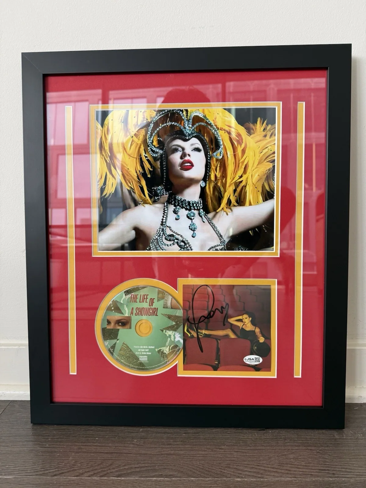 Taylor Swift The Life of a Showgirl Signed Photo Framed CD JSA Authentic Auto, изображение 4
