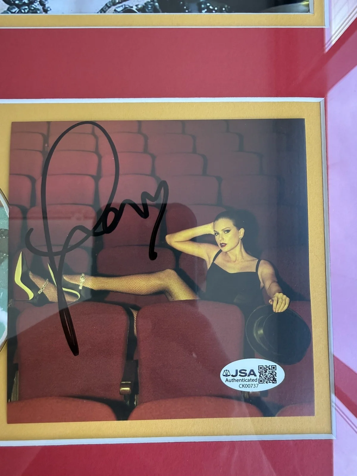 Taylor Swift The Life of a Showgirl Signed Photo Framed CD JSA Authentic Auto, изображение 5