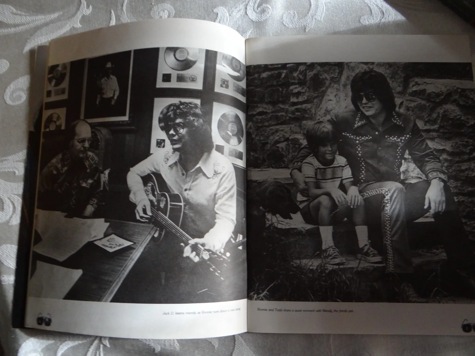 Ronnie Milsap Signed 1975 TOURBOOK Country Singer AUTOGRAPHED AS-IS, image 4
