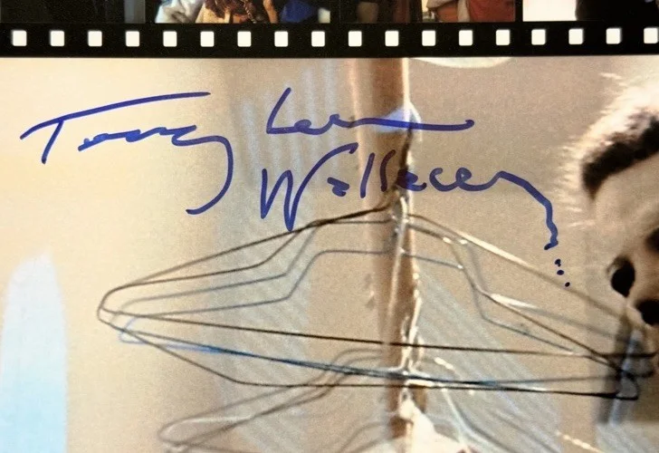 Tommy Lee Wallace — Tommy Lee Wallace SIGNED Halloween 8x10 Photo Michael Myers EXACT PROOF A, изображение 2