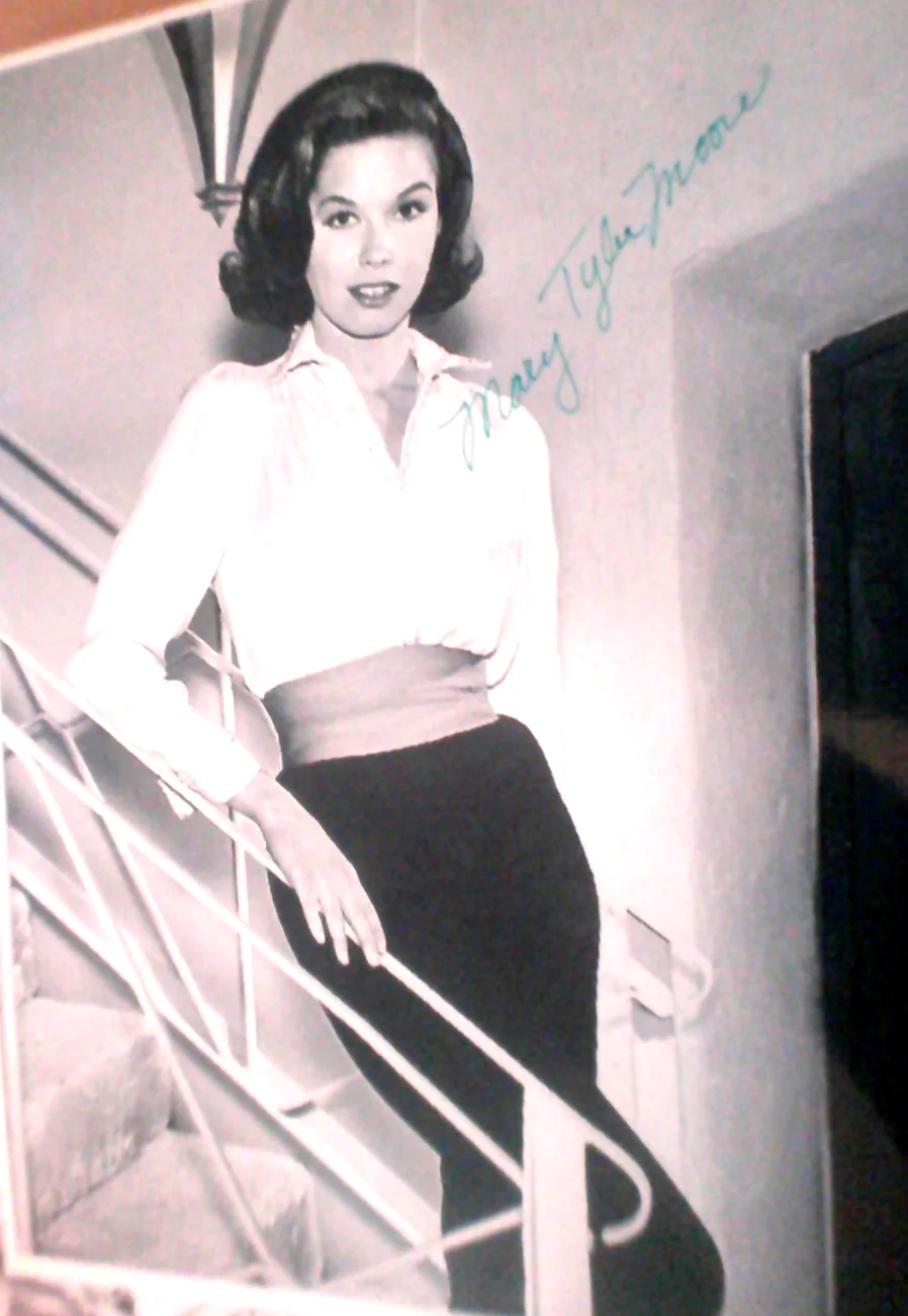 Mary Tyler Moore — Mary Tyler Moore signed BXW 8x11 Photo Dick Van Dyke Show
