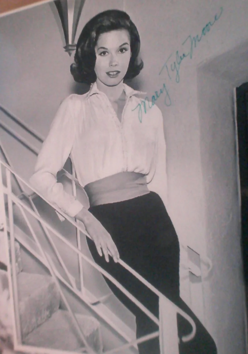 Mary Tyler Moore — Mary Tyler Moore signed BXW 8x11 Photo Dick Van Dyke Show, изображение 2