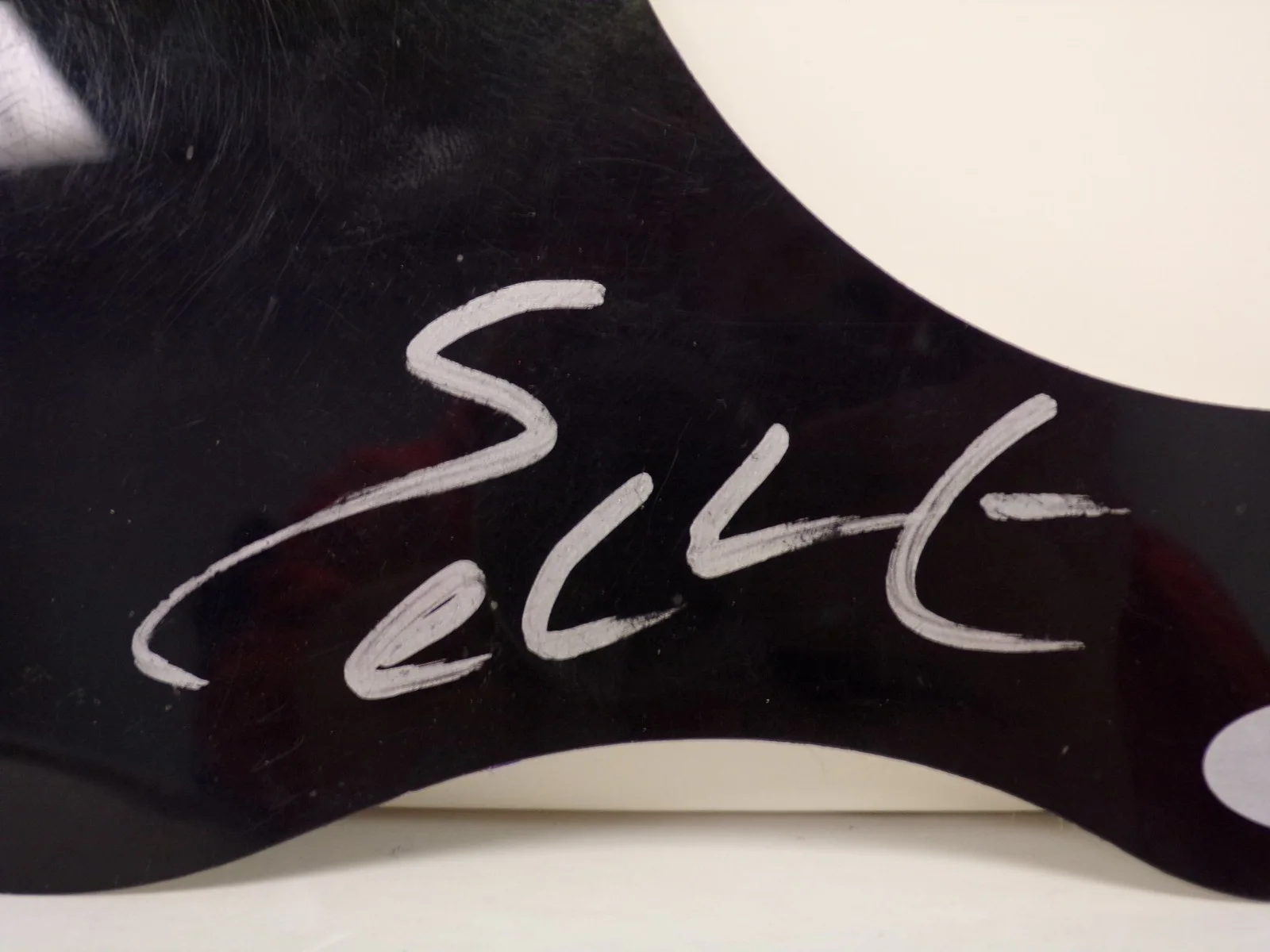 Eric Church Singer AUTOGRAPHED Black Guitar Pickguard w/ PSA COA 010626WT2-A36, изображение 2