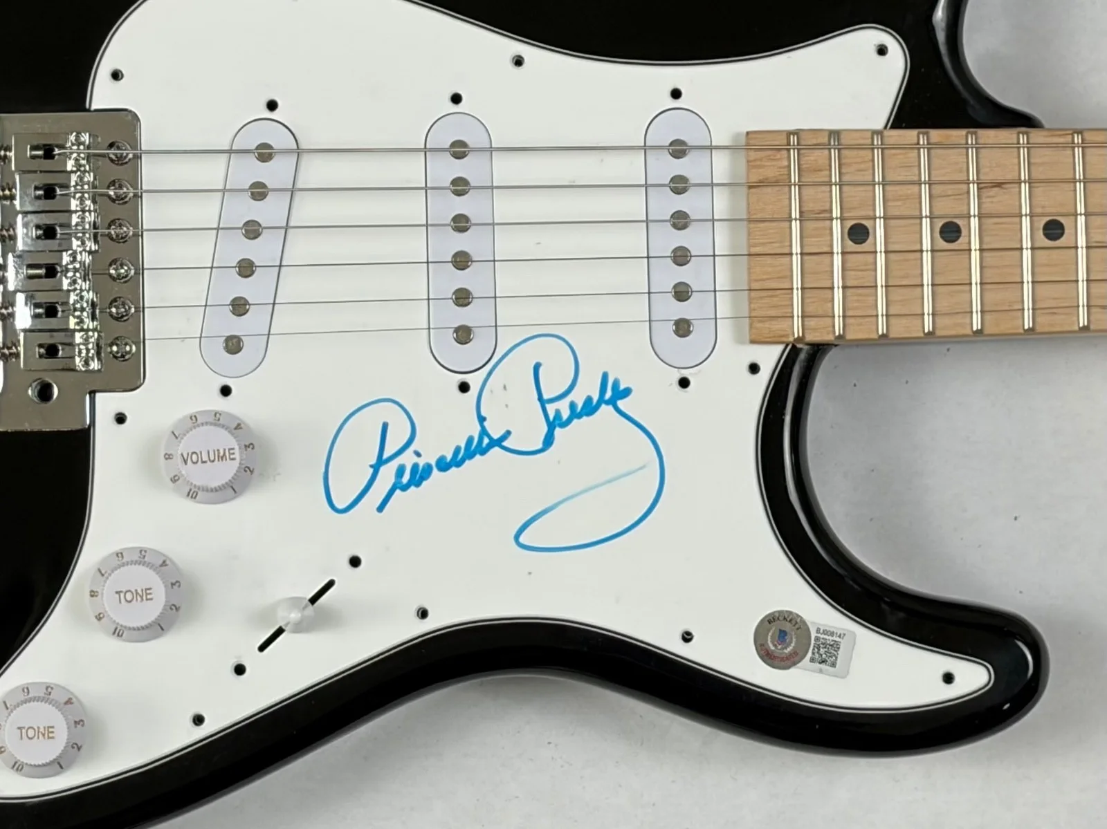Priscilla Presley Signed Autograph Electric Guitar Elvis Presley Wife BAS COA, изображение 4