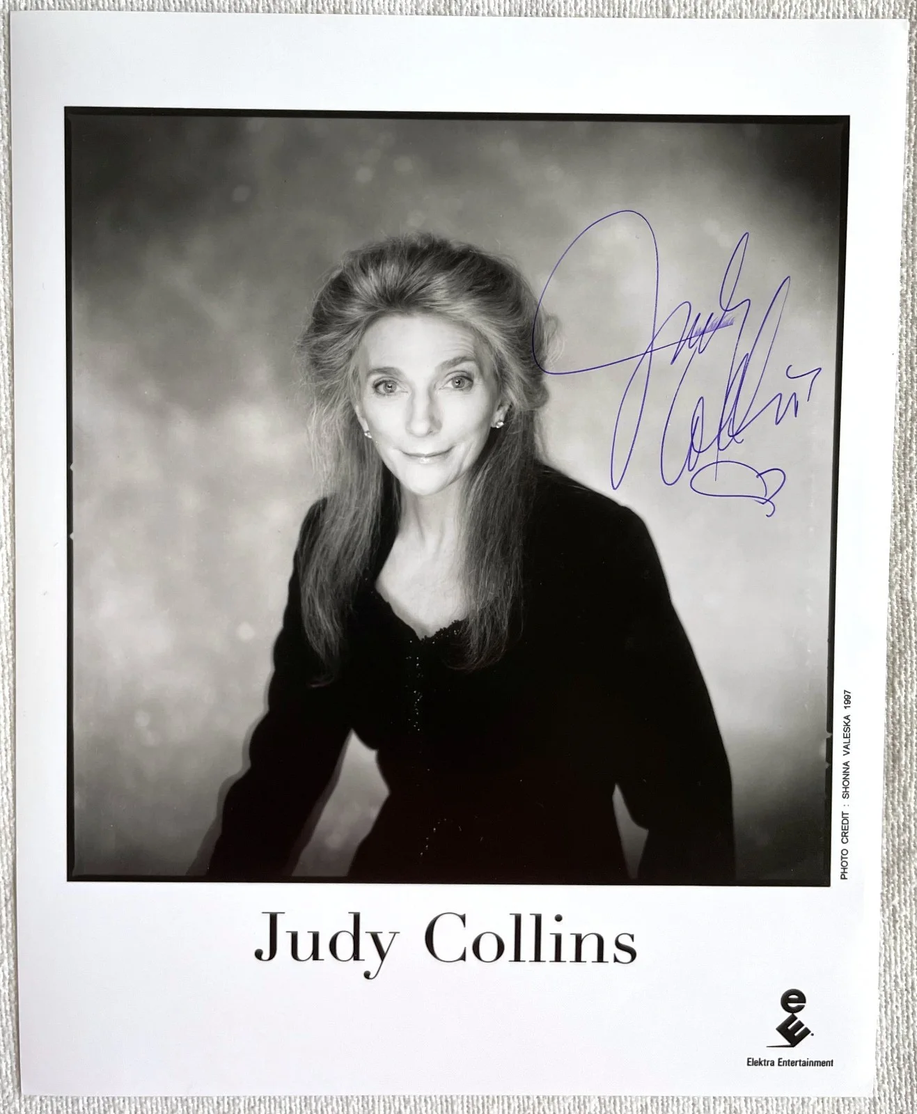 6 Female Music Stars Autographs - Autographed Photo Set - Currie, Francis ++++, изображение 4