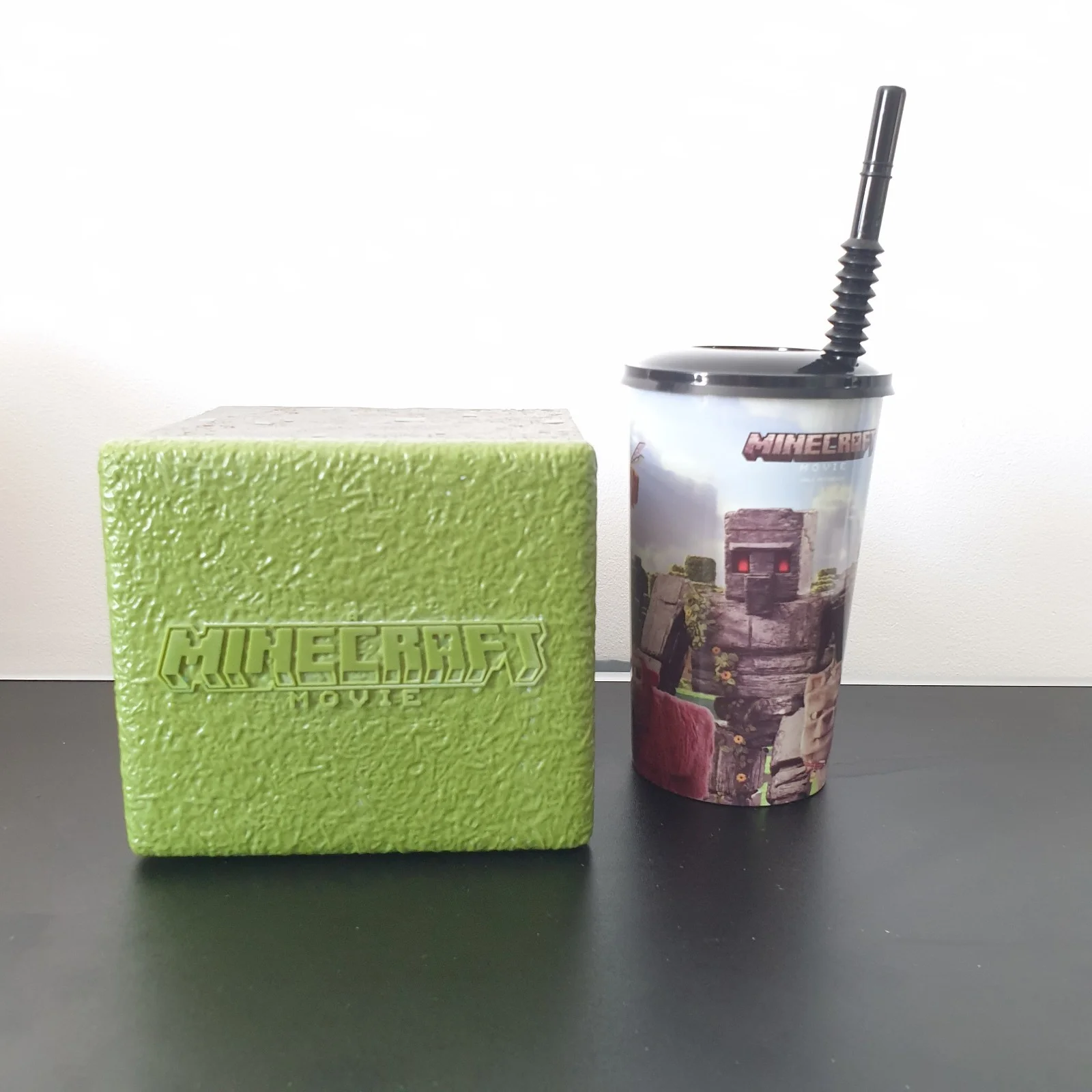 Minecraft Movie Europe Exclusive Popcorn Bucket Grass Block + Vue Exclusive Cup, изображение 2