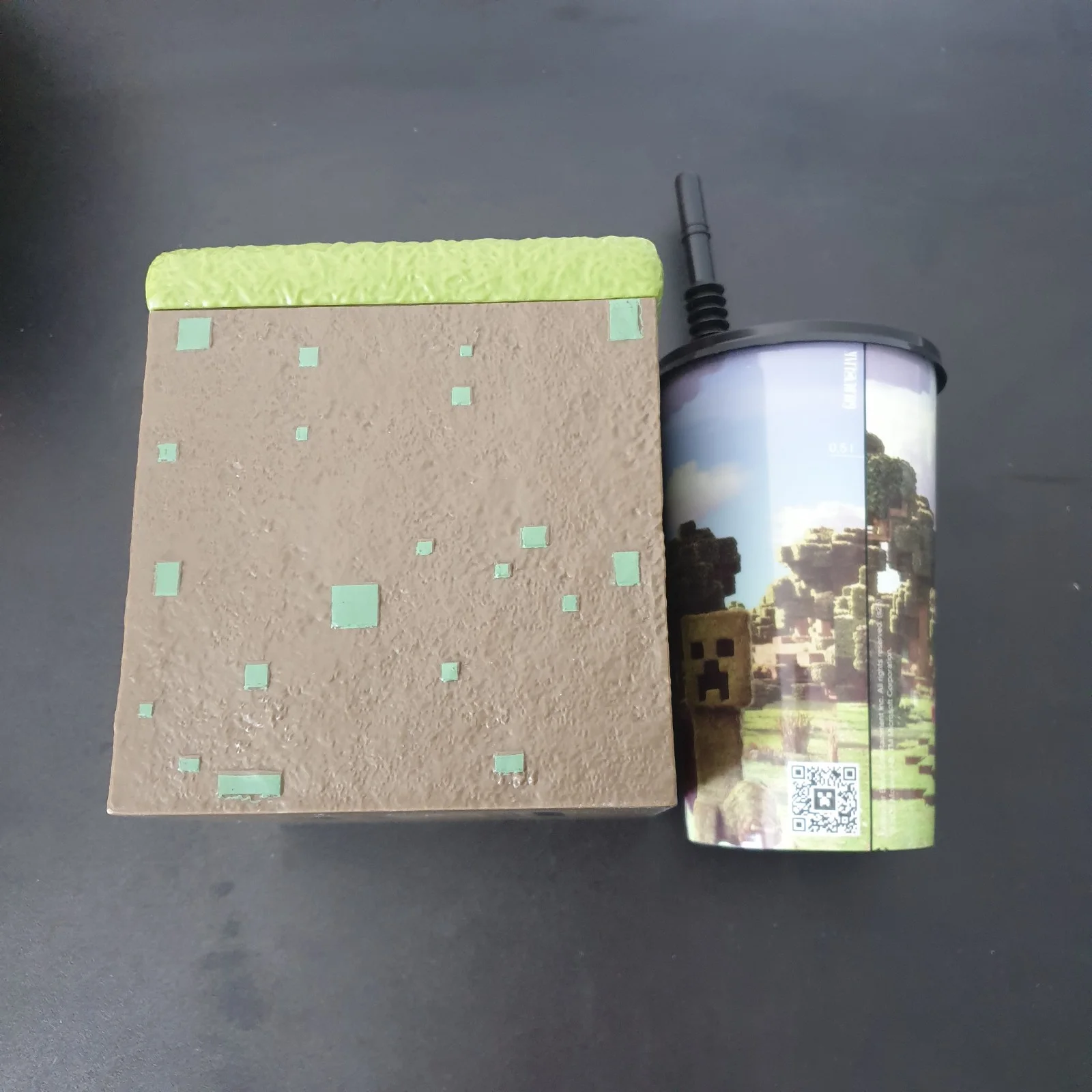 Minecraft Movie Europe Exclusive Popcorn Bucket Grass Block + Vue Exclusive Cup, изображение 3