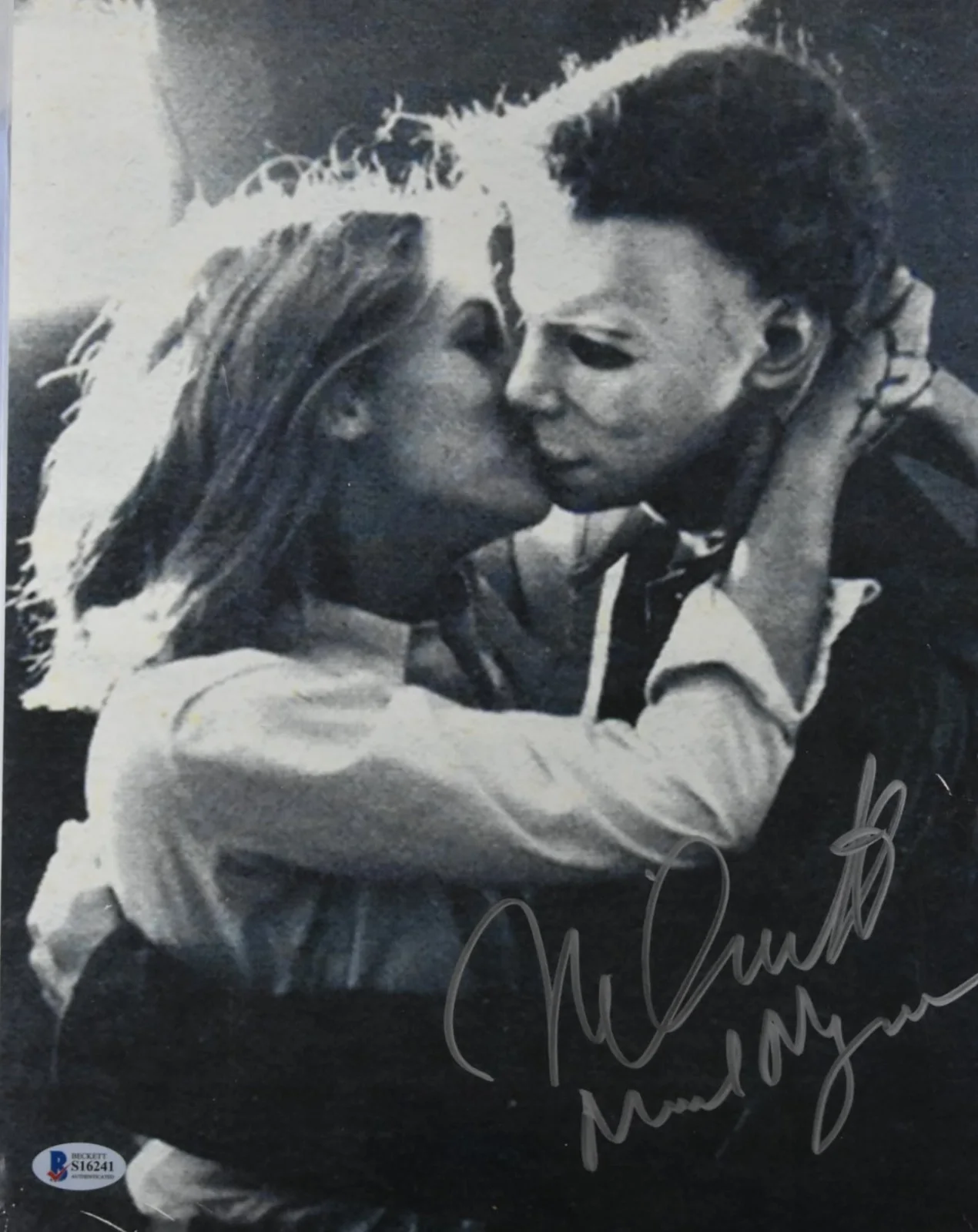 Nick Castle — *HALLOWEEN* NICK CASTLE SIGNED 11X14 PHOTO BECKETT AUTO MICHAEL MYERS