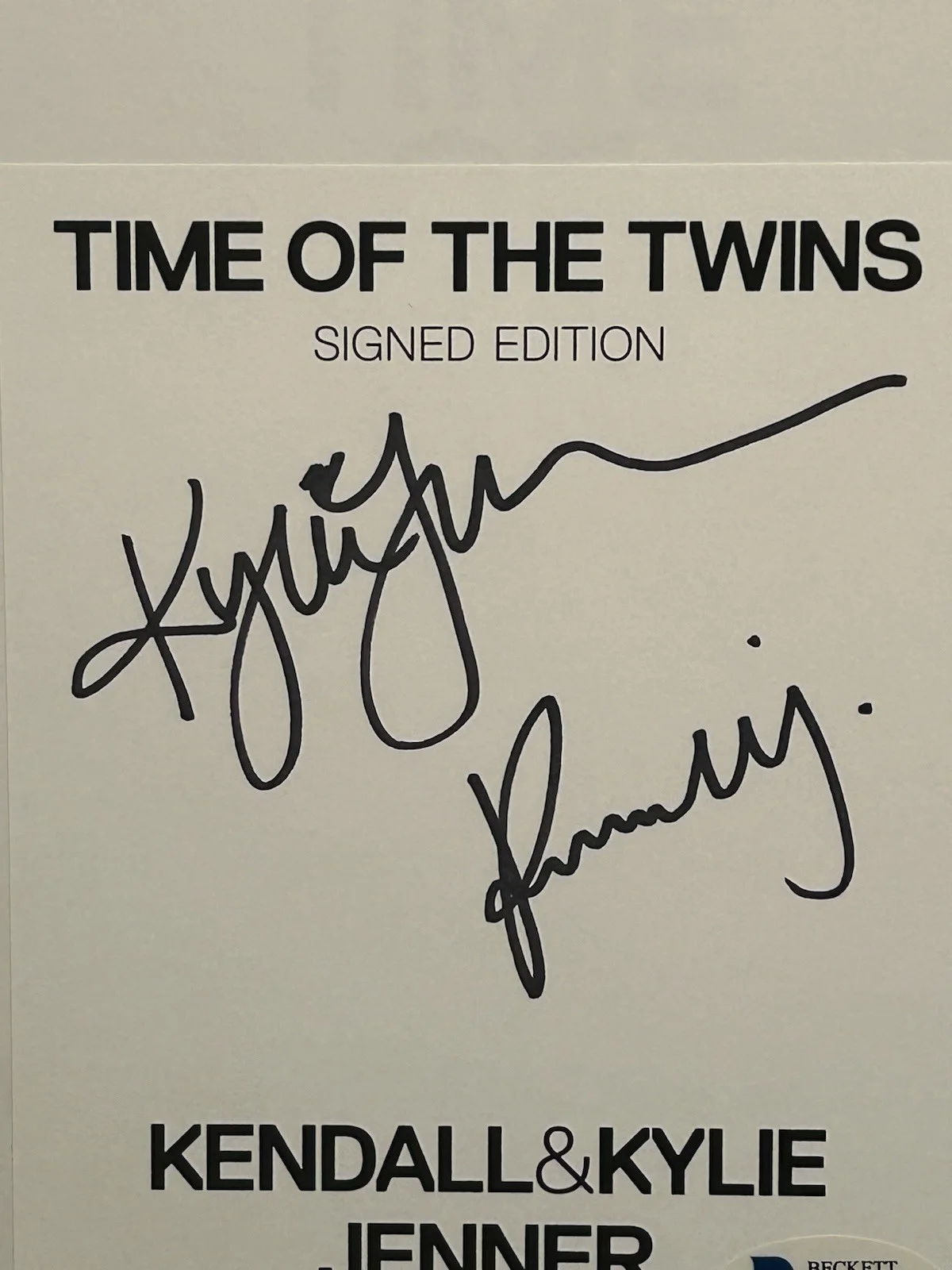 KENDALL KYLIE JENNER — KENDALL & KYLIE JENNER DUAL AUTOGRAPH SIGNED BOOK PLATE PAGE BAS BECKETT COA, изображение 2