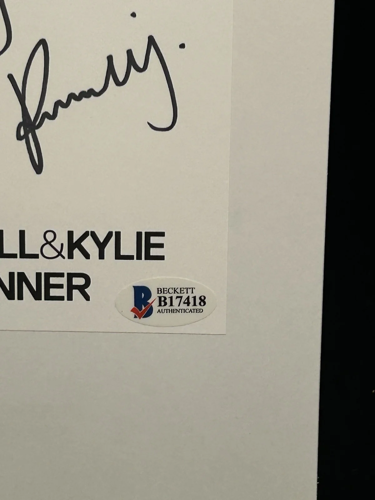 KENDALL KYLIE JENNER — KENDALL & KYLIE JENNER DUAL AUTOGRAPH SIGNED BOOK PLATE PAGE BAS BECKETT COA, изображение 3